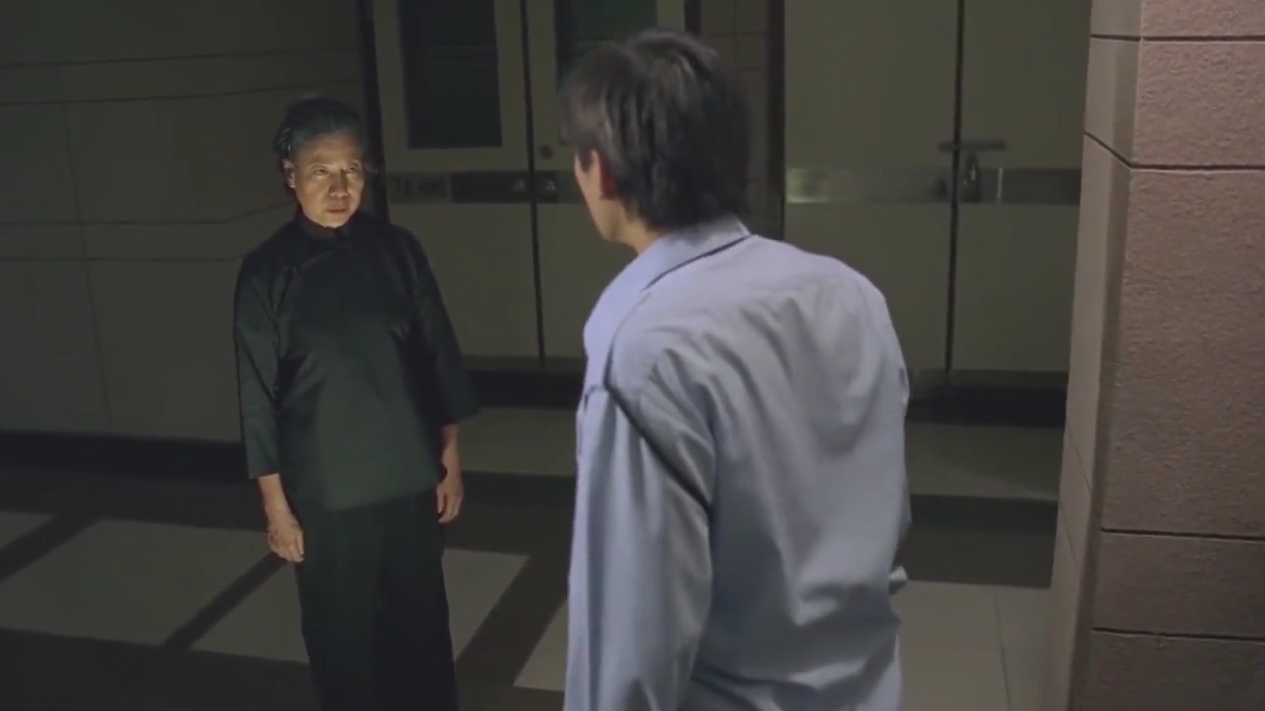 阴阳路:保安深夜巡逻遇到老太太,她走路很慢,原来下面没有脚