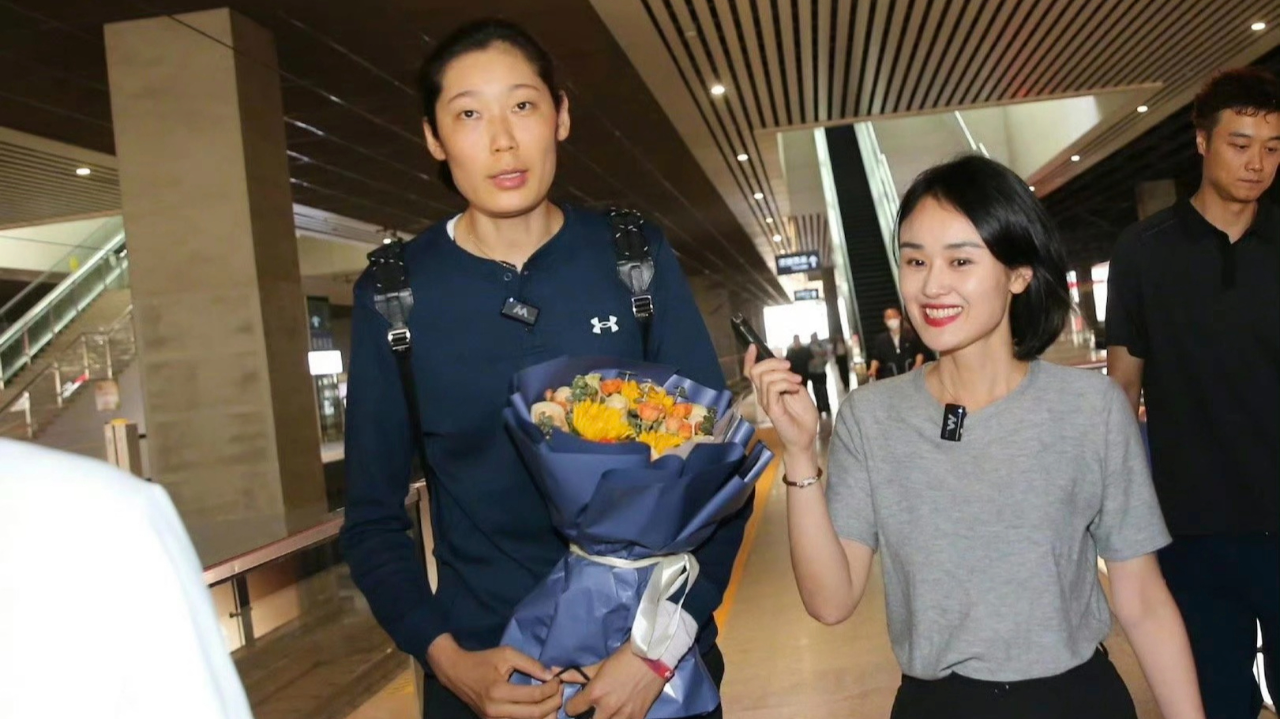 朱婷回国与家人团聚!住宅曝光,和妹妹打羽球,归队时间确定