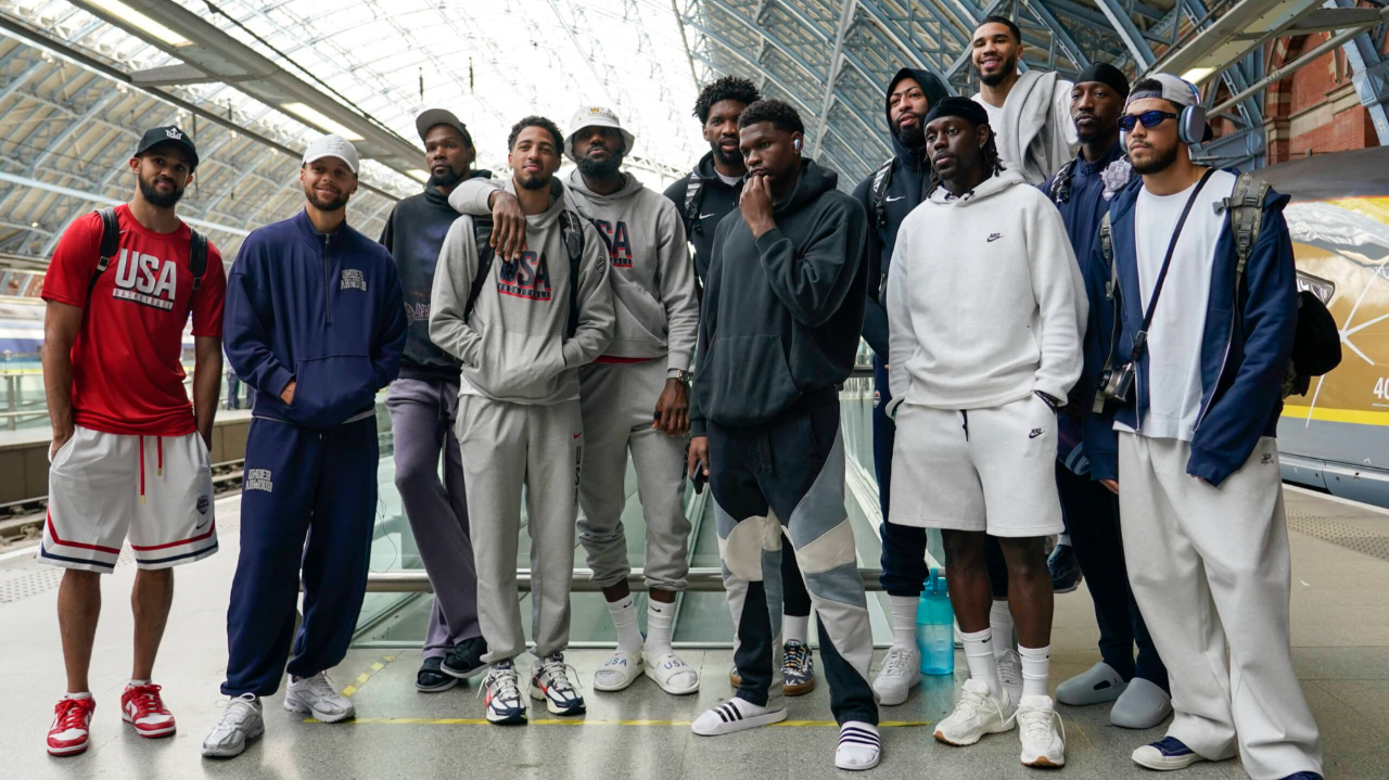 梦之队巴黎机场拍合照 最终有惊无险地拿下奥运金牌