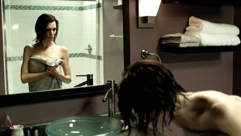 女子正在洗澡，却没发现，镜中的自己动作完全不一样，接下来的事太可怕了！恐怖片《鬼镜2》【小青】