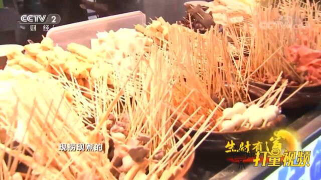 肉类和蔬菜串成一串采用古法烹制,被当地人称为坛子鸡