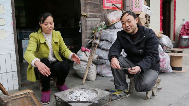 陕西山村的独腿超人:开商店理发装宽带,用多门手艺撑起一个家