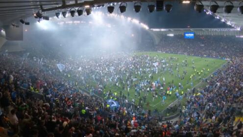 超震撼现场！当终场哨声响起时，数万那不勒斯球迷涌进球场疯狂庆祝