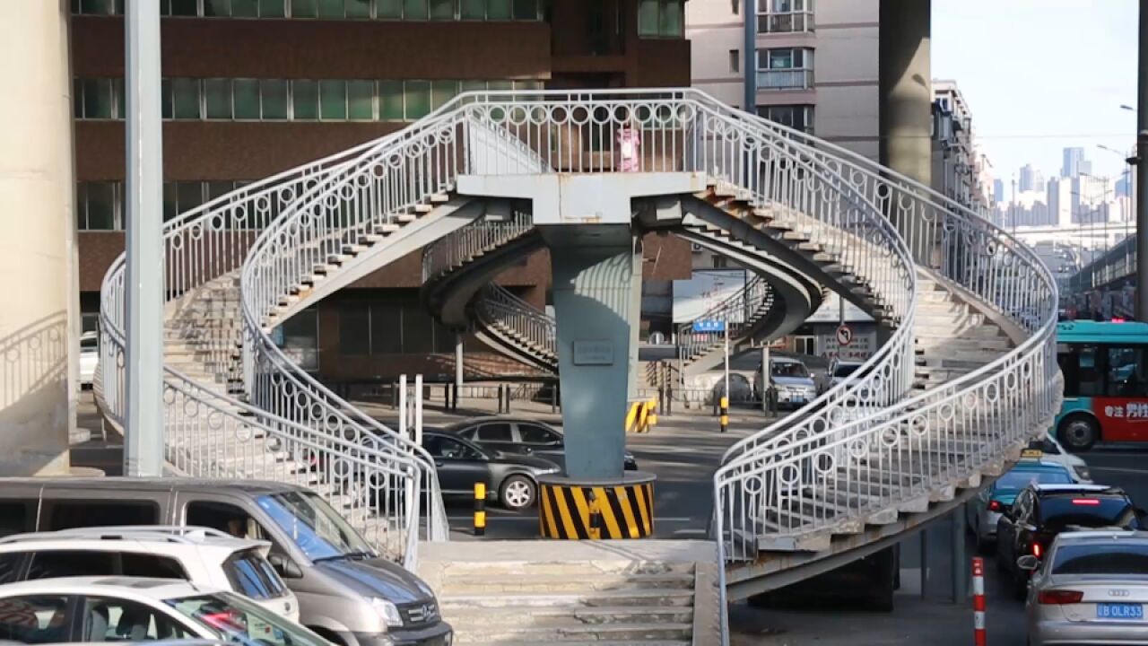 过街天桥阶梯"悬空" 混凝土脱落 市民担心有安全隐患