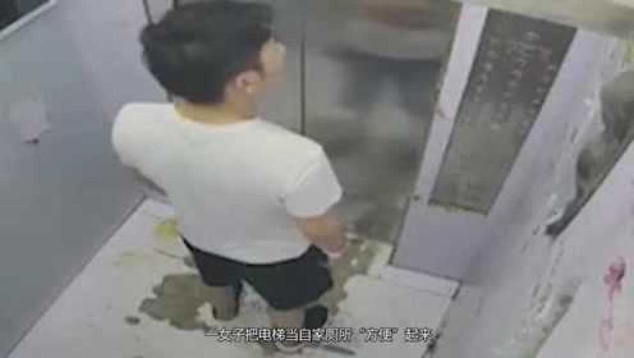 女子电梯里内急脱裙小便，突然电梯门打开，门外小伙一脸尴尬_高清