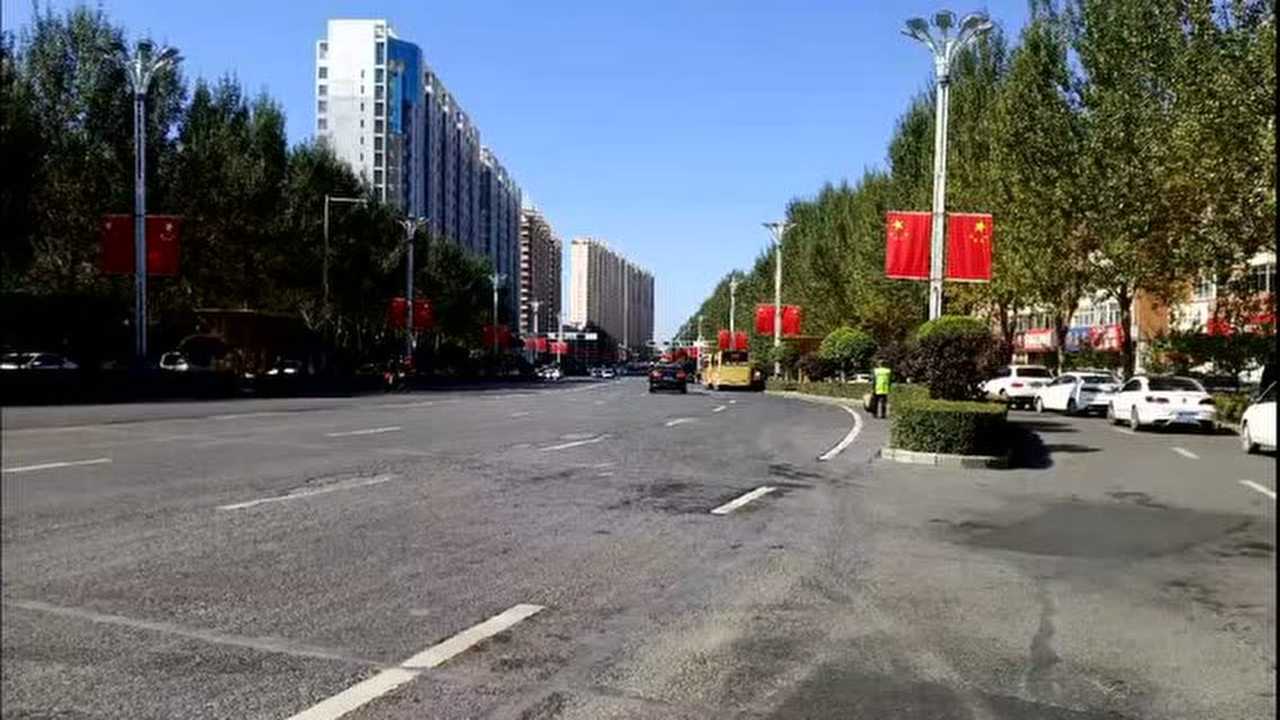 挂国旗迎十一五常街道一片中国红