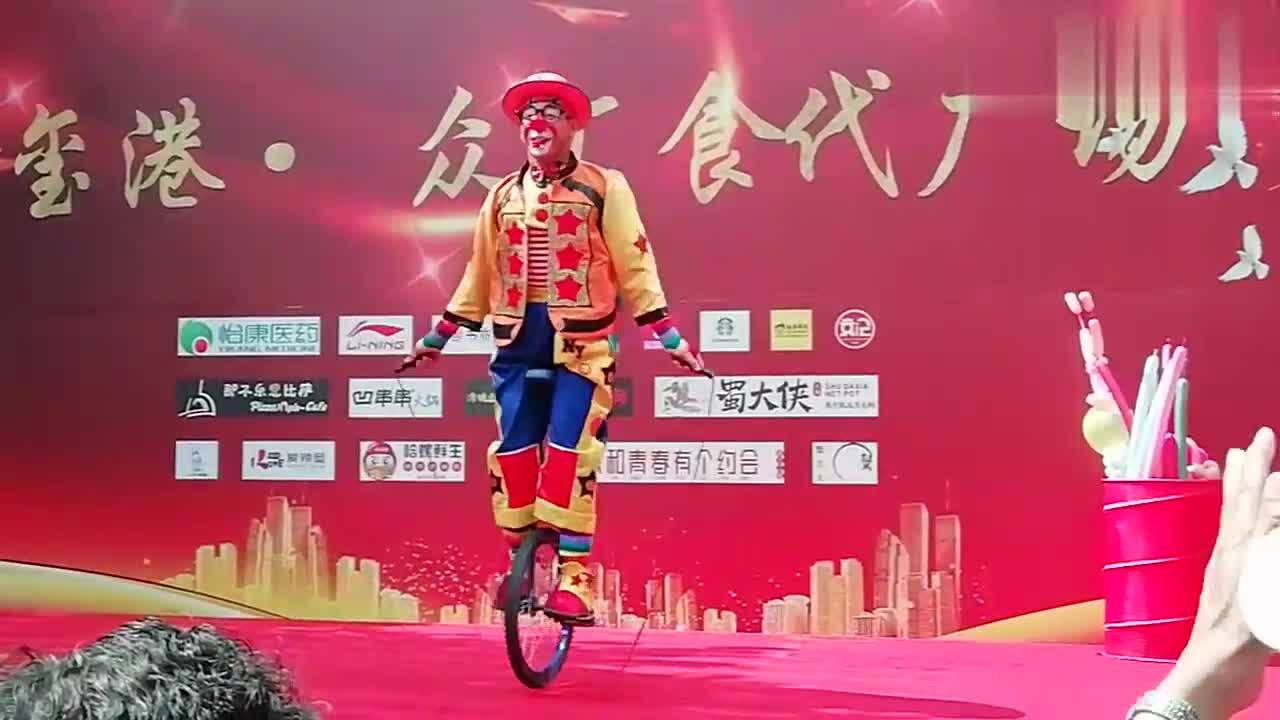 小丑骑着独轮车表演他高超的技术实在令人佩服