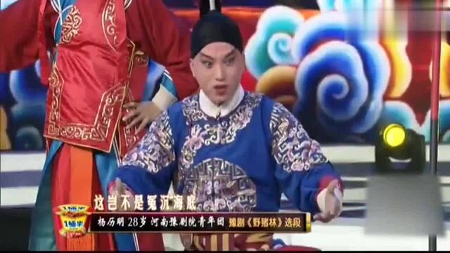 王希玲抖擞精神,表演代表作豫剧《金殿抗婚》,为选手助阵