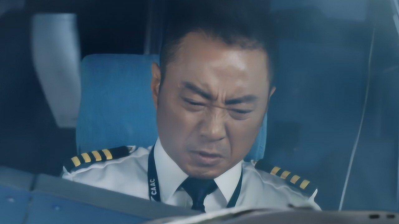 中国机长:张涵予冲向雪山这幕很吓人?原型更惊险,导演都不敢拍