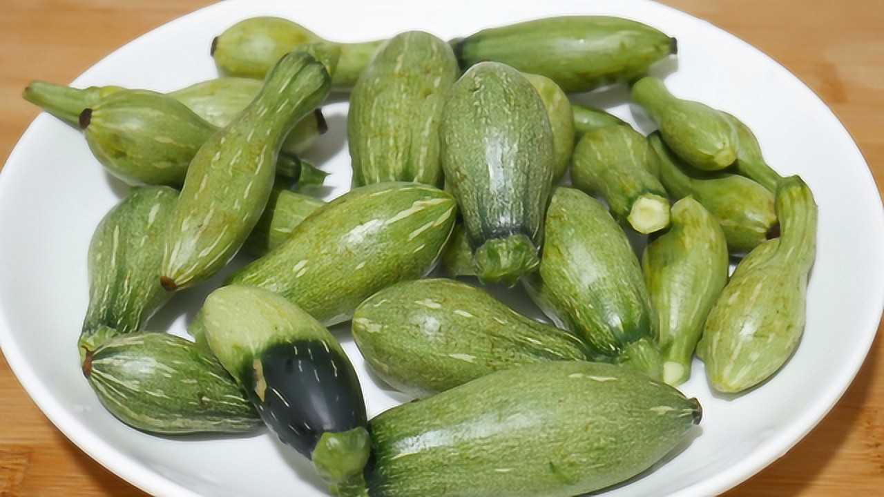 这个季节的仔南瓜一定要摘回家,搭配上猪肉炒,又香又甜,超好吃