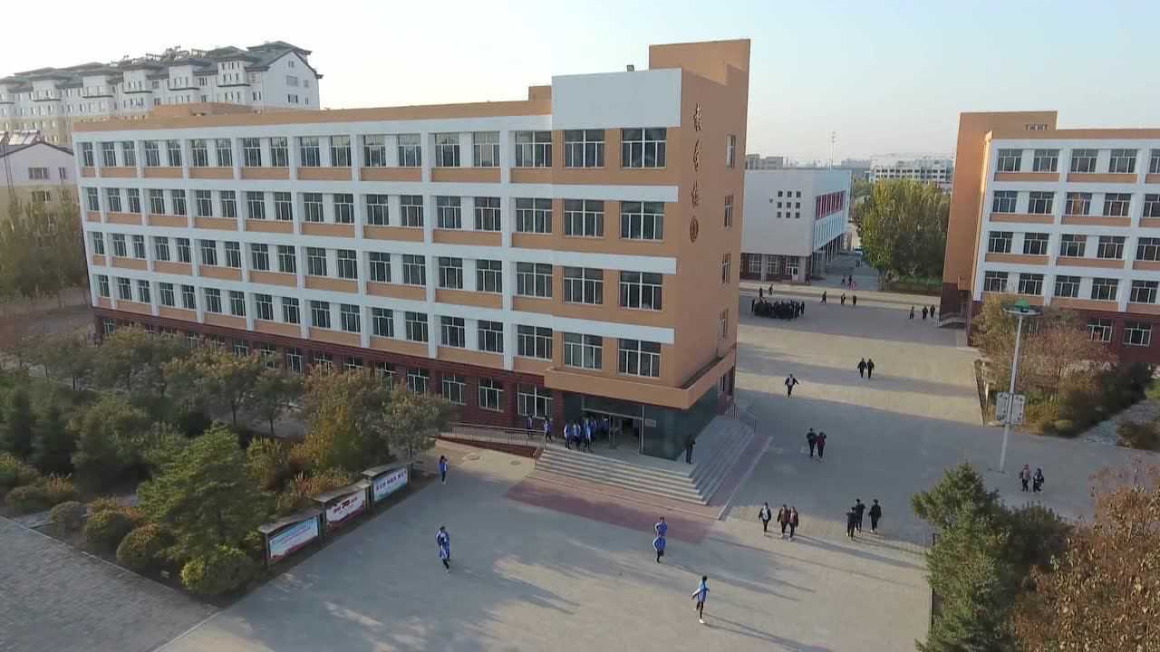 八里罕中学校园航拍
