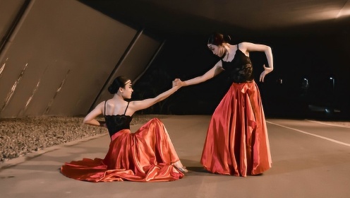 数名女子上演西班牙皇室斗牛舞，穿上红色裙摆宛如斗牛士！
