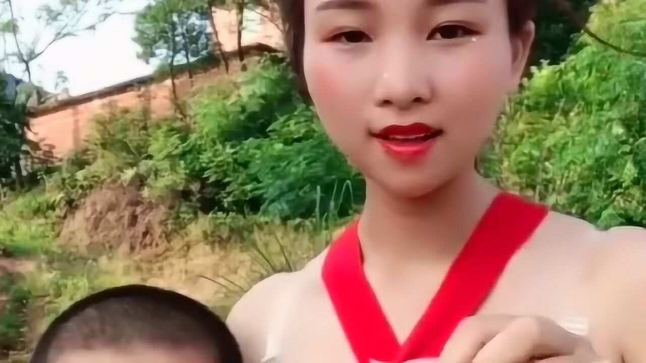 越南姐弟，姐姐长得温柔漂亮，弟弟也很可爱，有喜欢他们的小伙子吗？_高清