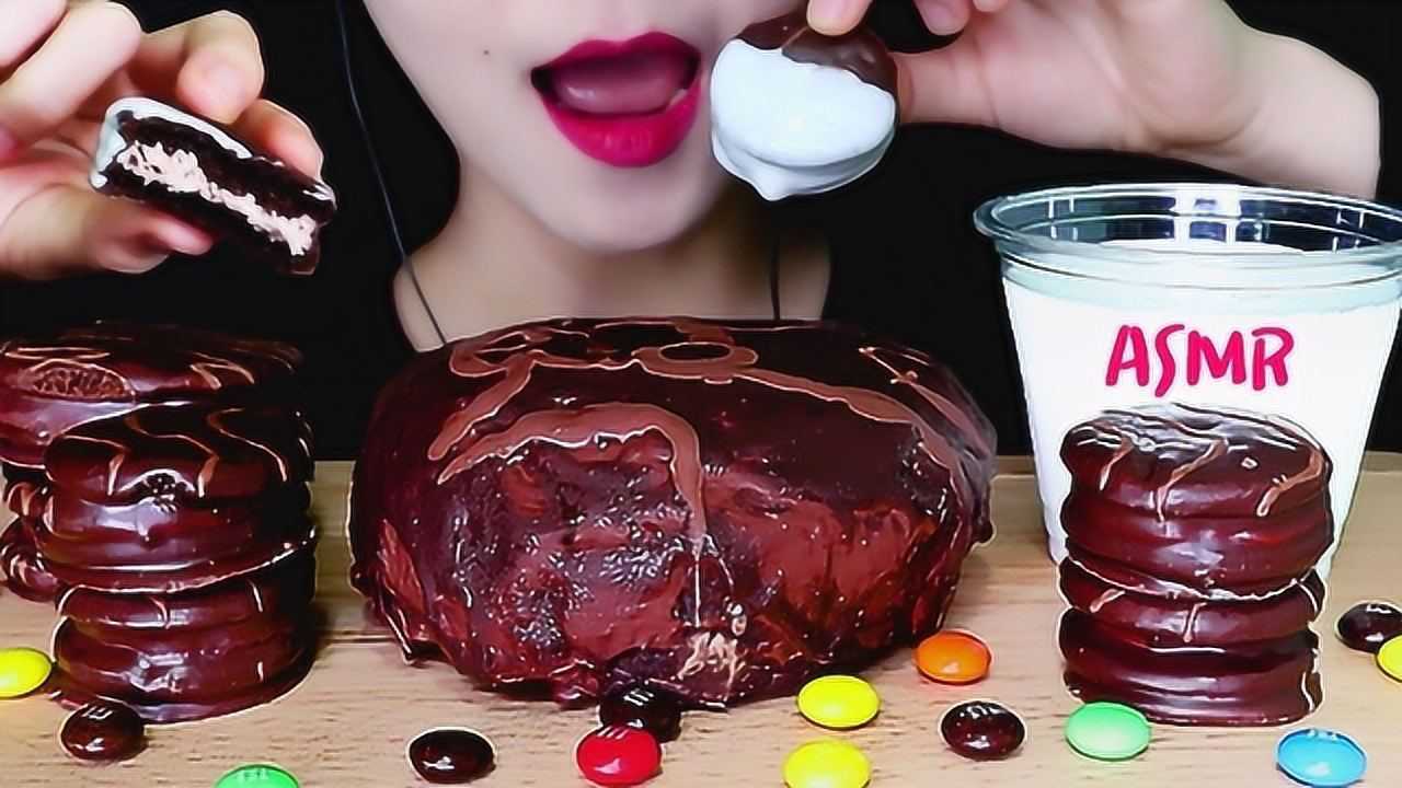 吃播:小姐姐吃巧克力蛋糕,味道棒极了
