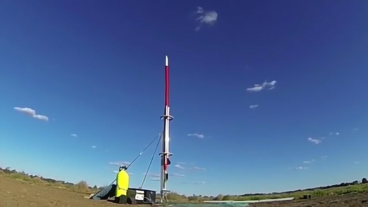 大叔自制的水火箭利用水压做动力发射成功高度竟达到了1300米
