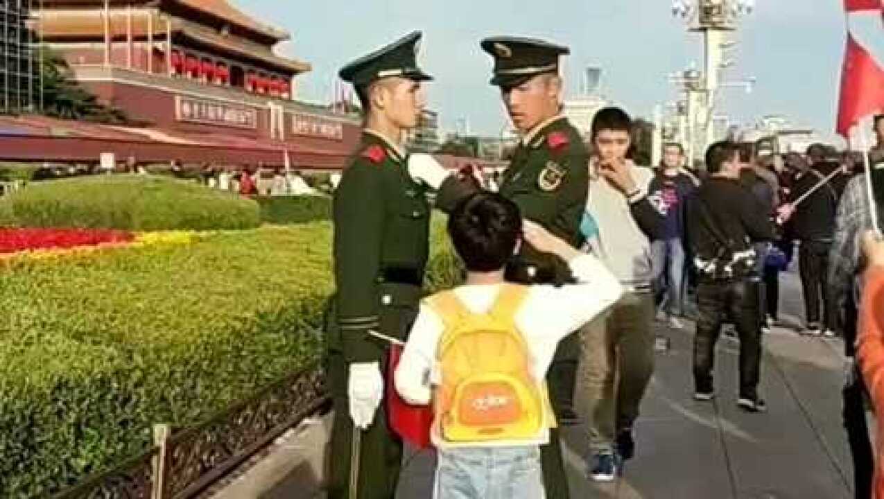 小朋友向兵哥哥敬礼,兵哥在整理军容,没有及时还礼!_高清1080P在线观看平台_腾讯视频