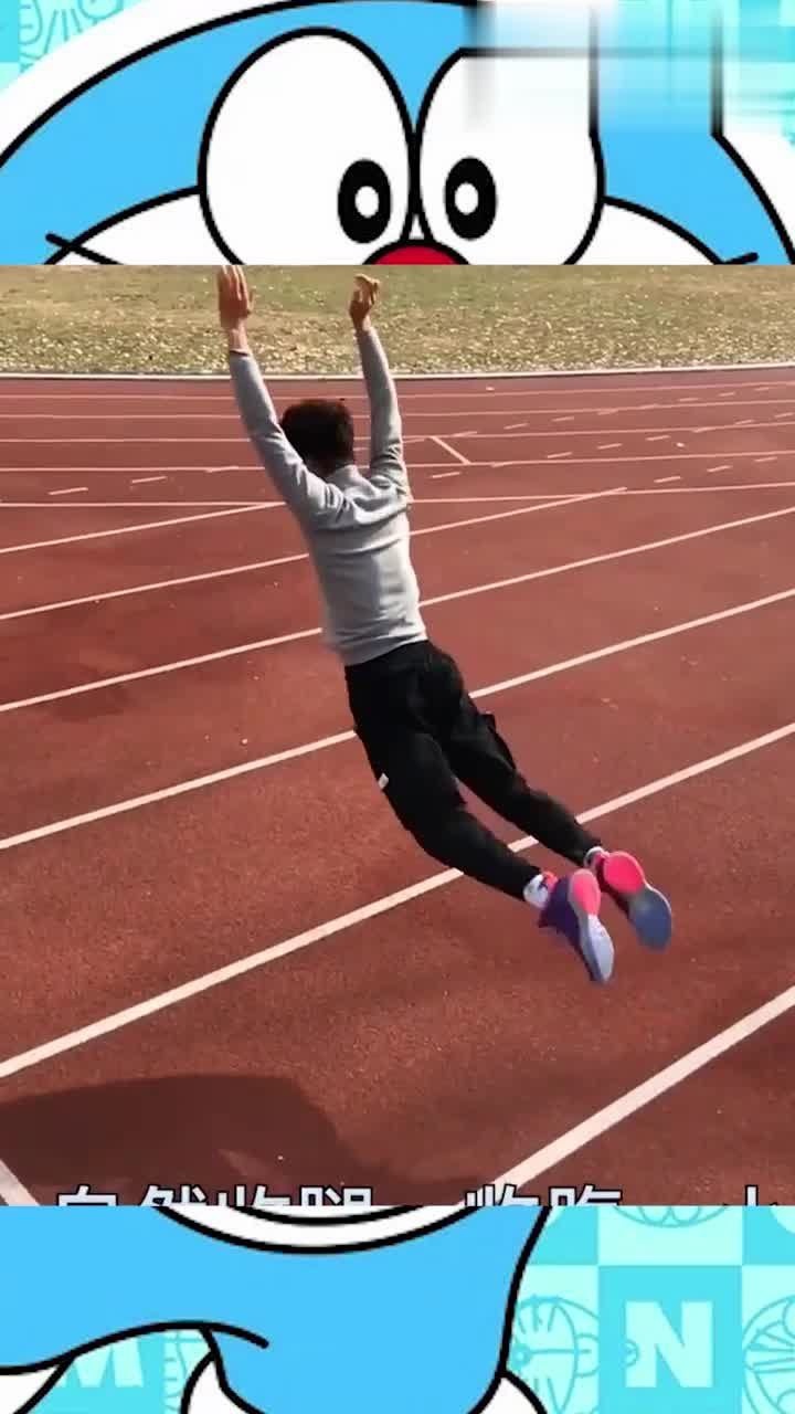 体育生立定跳远练习,我以为他会趴地上,没想到竟"飞"那么远