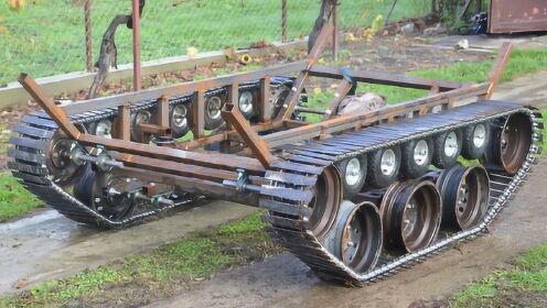 小哥真厉害,用钢材自制车履带,真心服这样的手艺