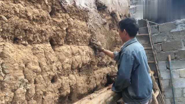 偏僻山沟发现一户人家,大叔穿胶鞋踩泥巴,说是一种老手艺