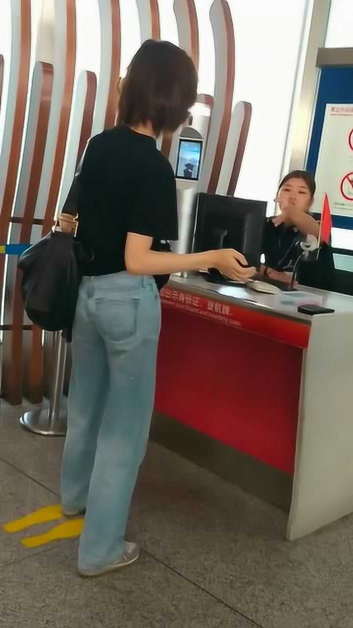 街拍车晓穿牛仔裤身材也太好了吧