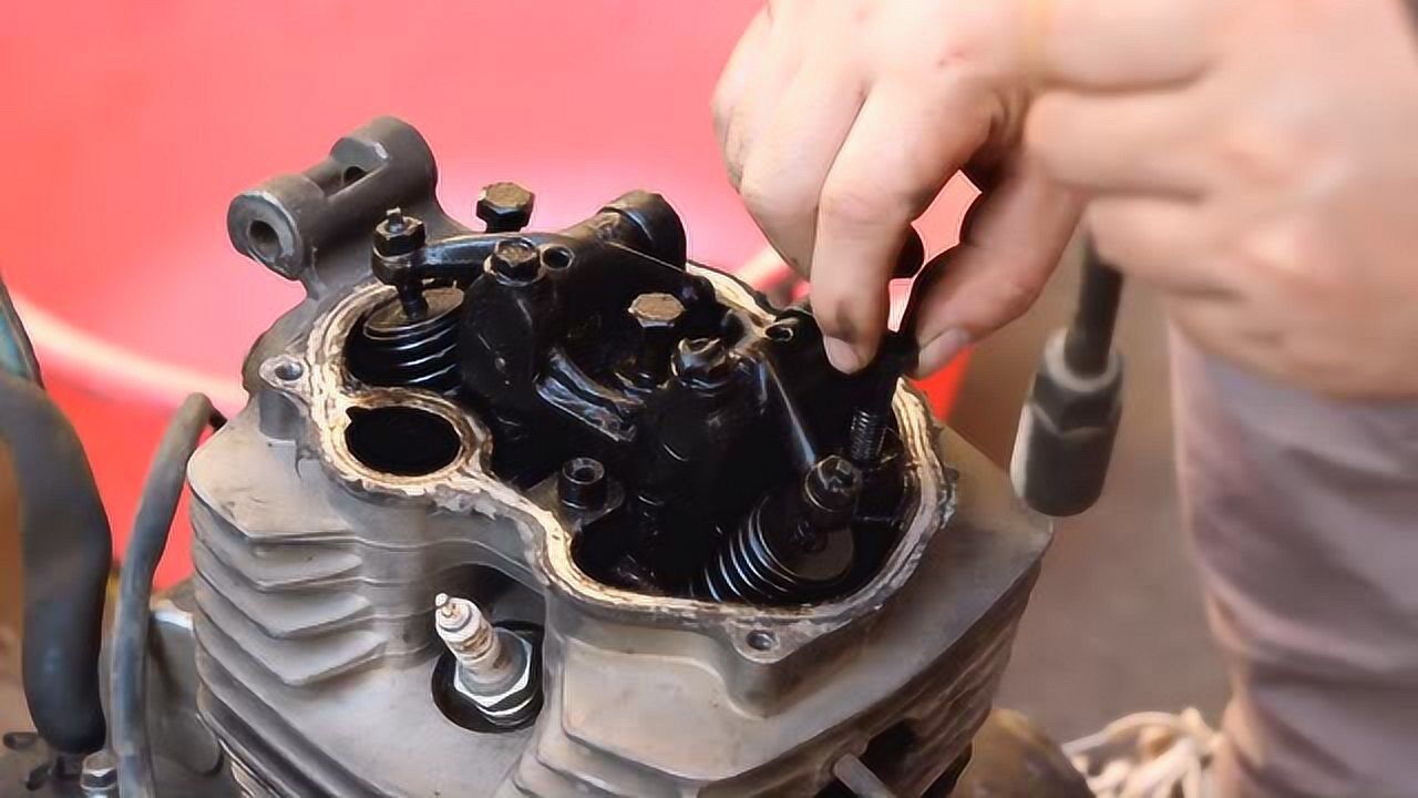 修车师傅和你分享摩托车维修技巧,发动机头的工作原理和维修技巧