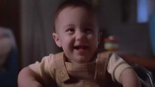 电影：小婴儿整天对墙笑，父母以为他神经病，却不想身边有鬼魂