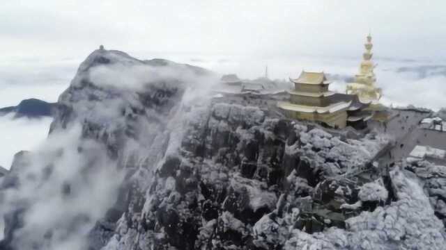 雪落峨眉山,像极了一首诗