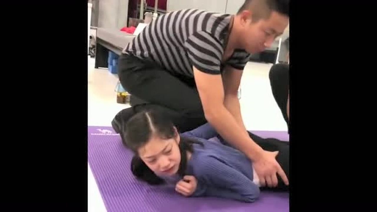 这就是舞蹈生压腿训练吗太痛苦了小女孩看起来很疼