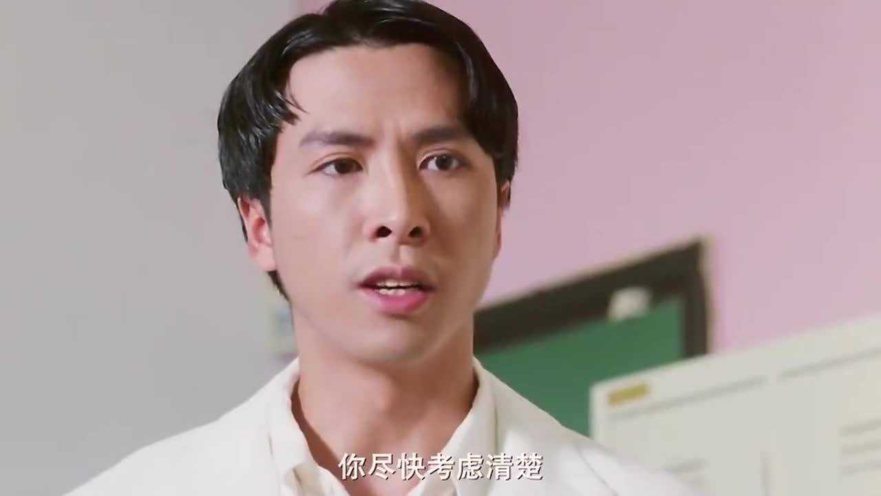 赌神发哥有龙五当保镖,赌圣葛民辉有龙七!甄子丹好帅啊