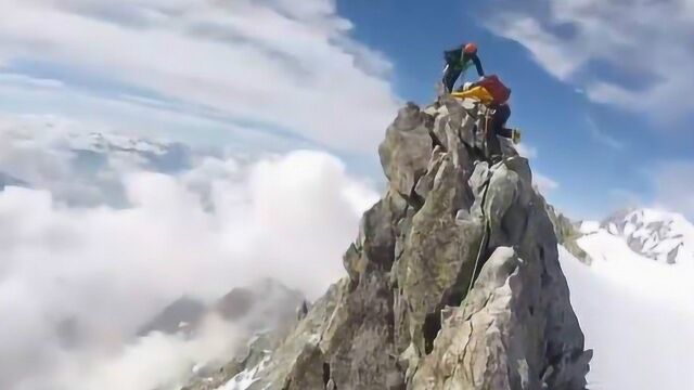 恐高慎入!登山者记录令人眩晕的美景 沿着狭窄山脊攀爬勃朗峰