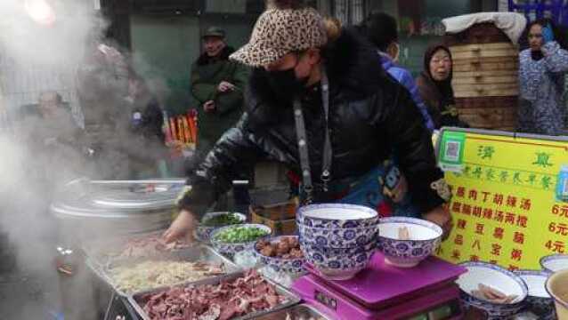 陕西美女跟集卖早点,一个人忙活一个摊位,半天就赚好几千