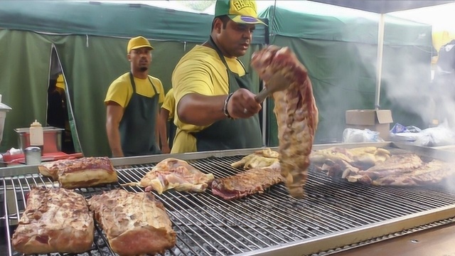 街头正宗的巴西烤肉,光是看着这么大肉块,就知道非常好吃了