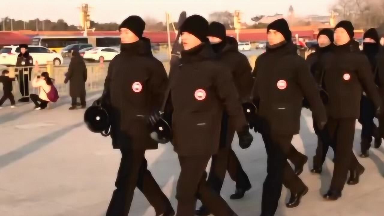 天安门广场上偶遇一队黑衣人阵仗威武霸气太有范了