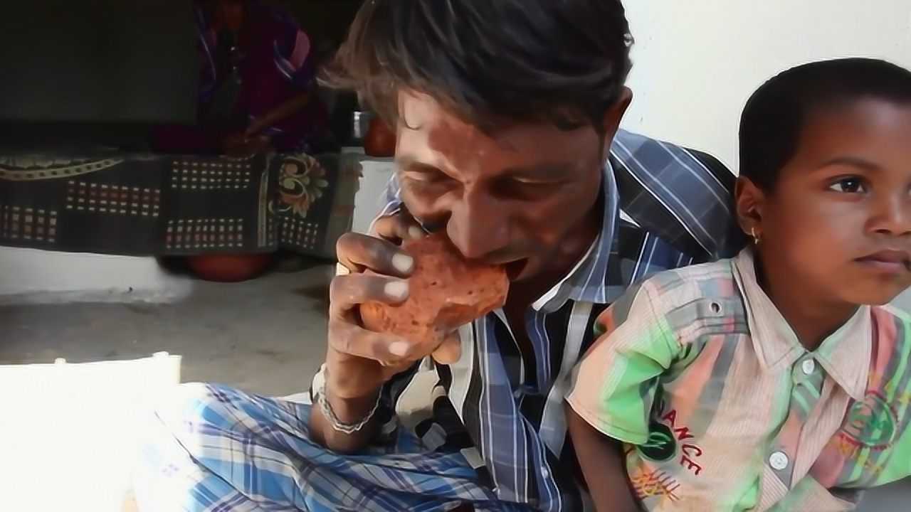 世界上最穷的国家把泥巴当饭吃拿起一块就往嘴里送