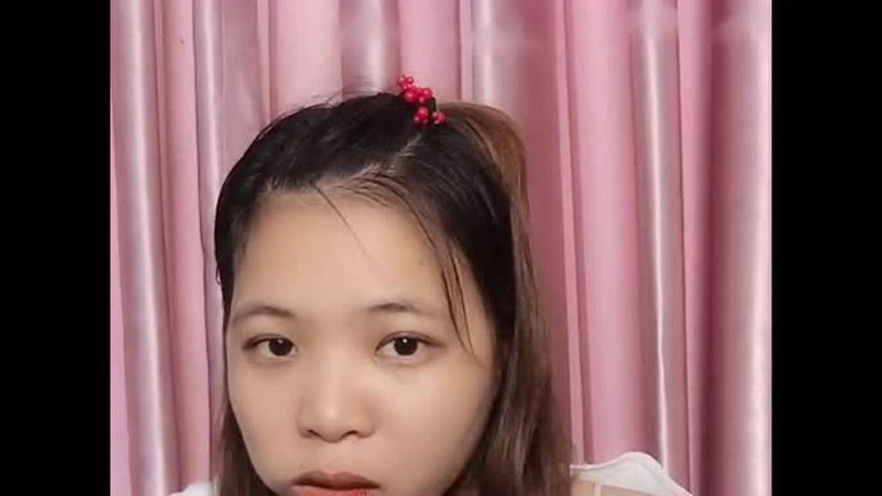 这个海南女人太生猛!吃槟榔嘴巴都吃出血