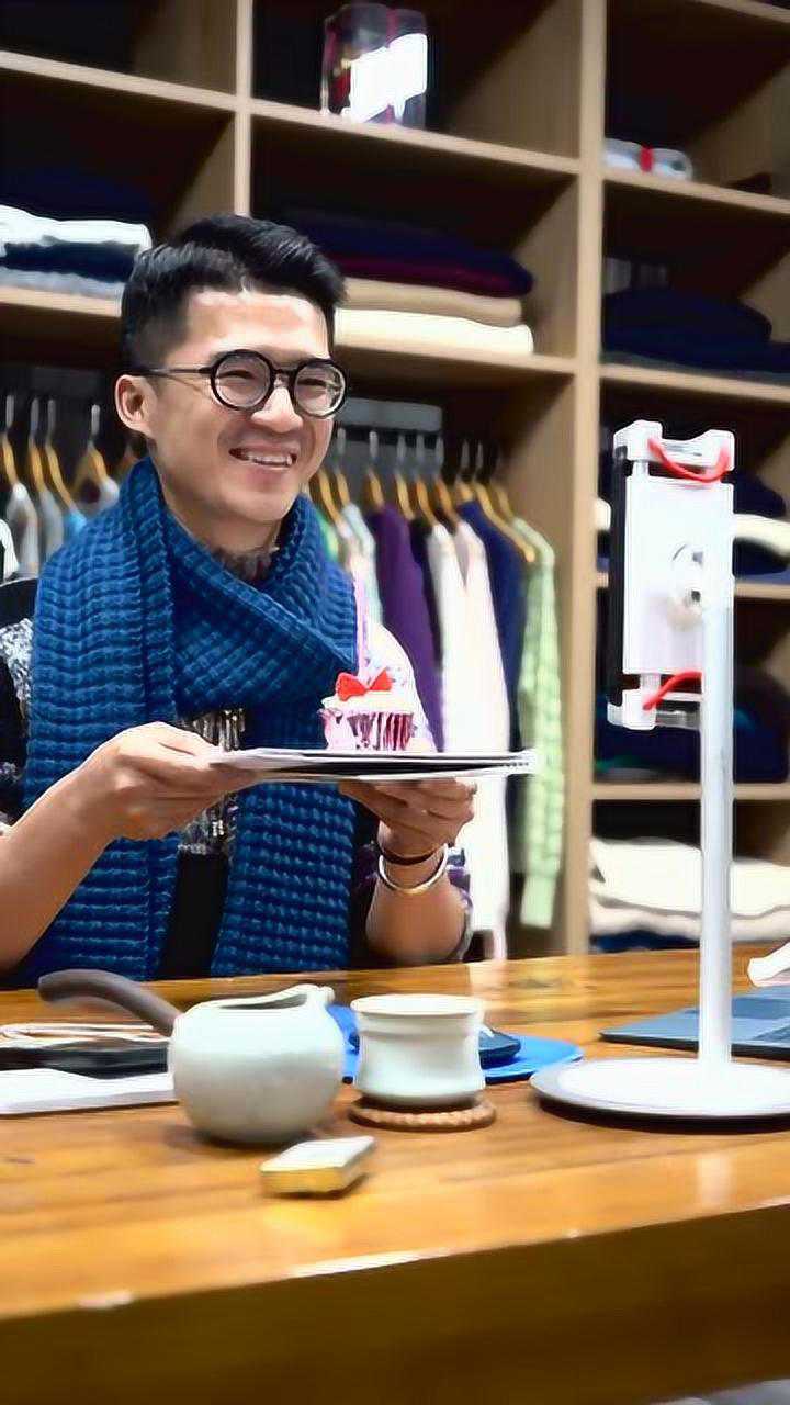 织毛衣的男人潘毛衣小哥