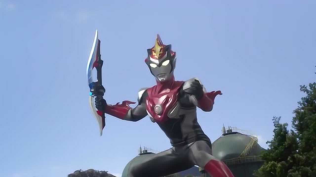 罗布奥特曼:罗索奥特曼被怪兽用链子掐着脖子,然后被重重的甩了出去