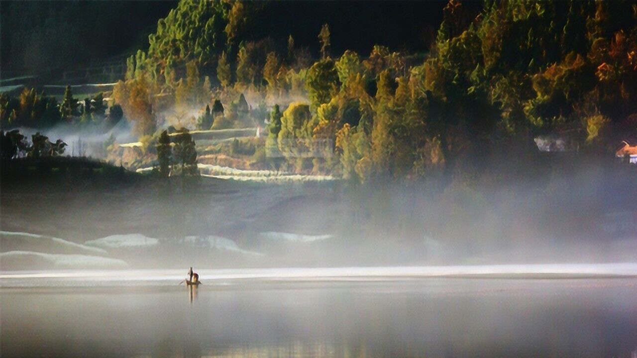 云南念湖,清晨的念湖是很美丽的,云雾缭绕,让人着迷