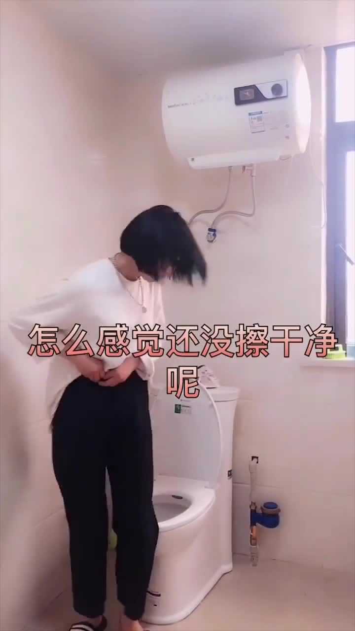 美女在宾馆上厕所，嫌坐便不干净，结局尴尬了_高清