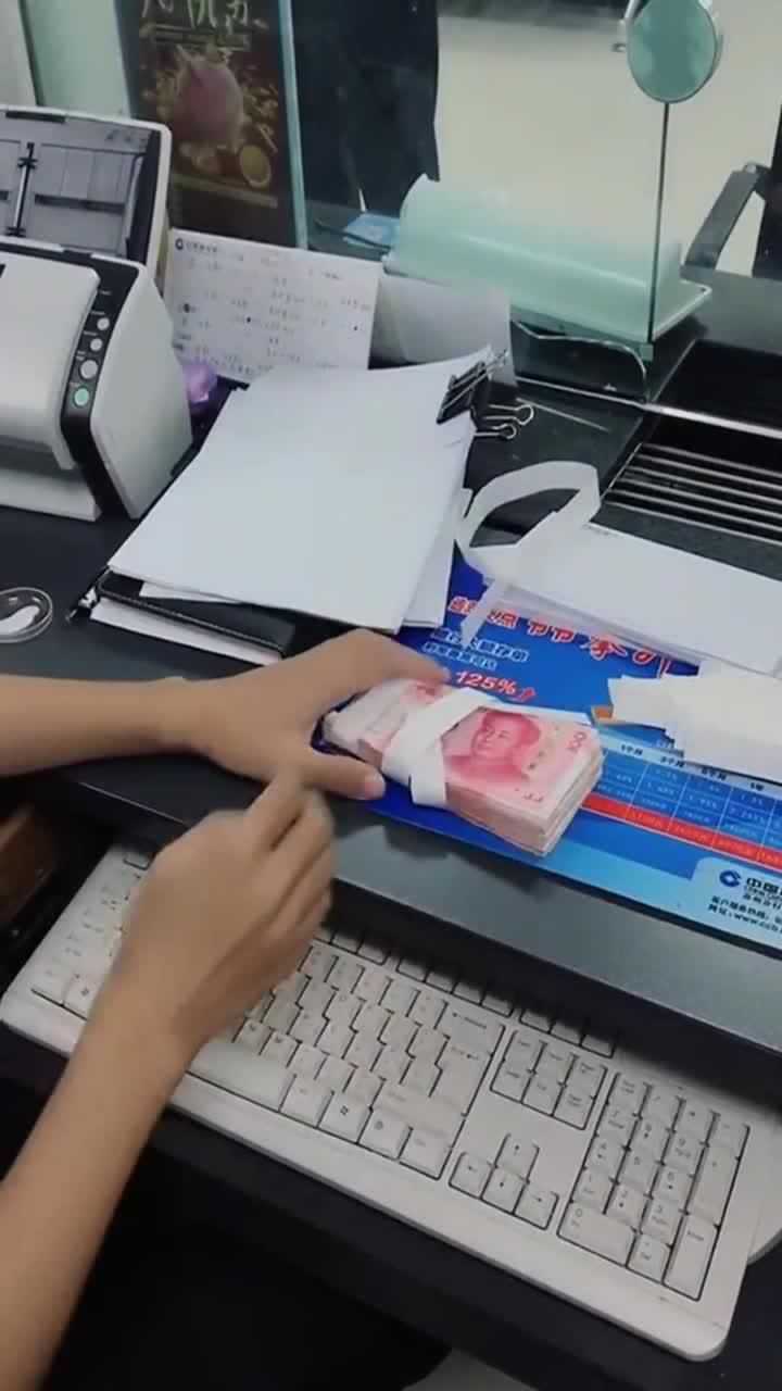 银行员工的两种捆钞方式,简单啊,一看就会!