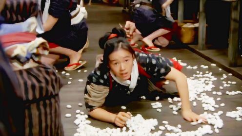 日本电影片段：新女工历经艰险来到纱厂，第一天工头就来个下马威