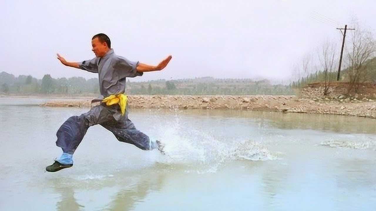 轻功水上漂究竟是怎么做到的小伙亲自教学看过的都学会了