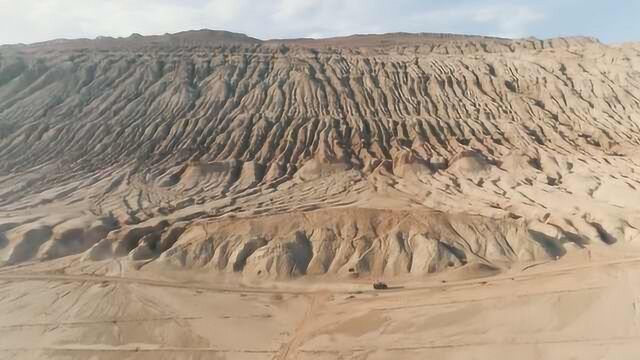 夏天80℃!火焰山冬天也得穿棉袄,游客打卡陆地海拔零米线