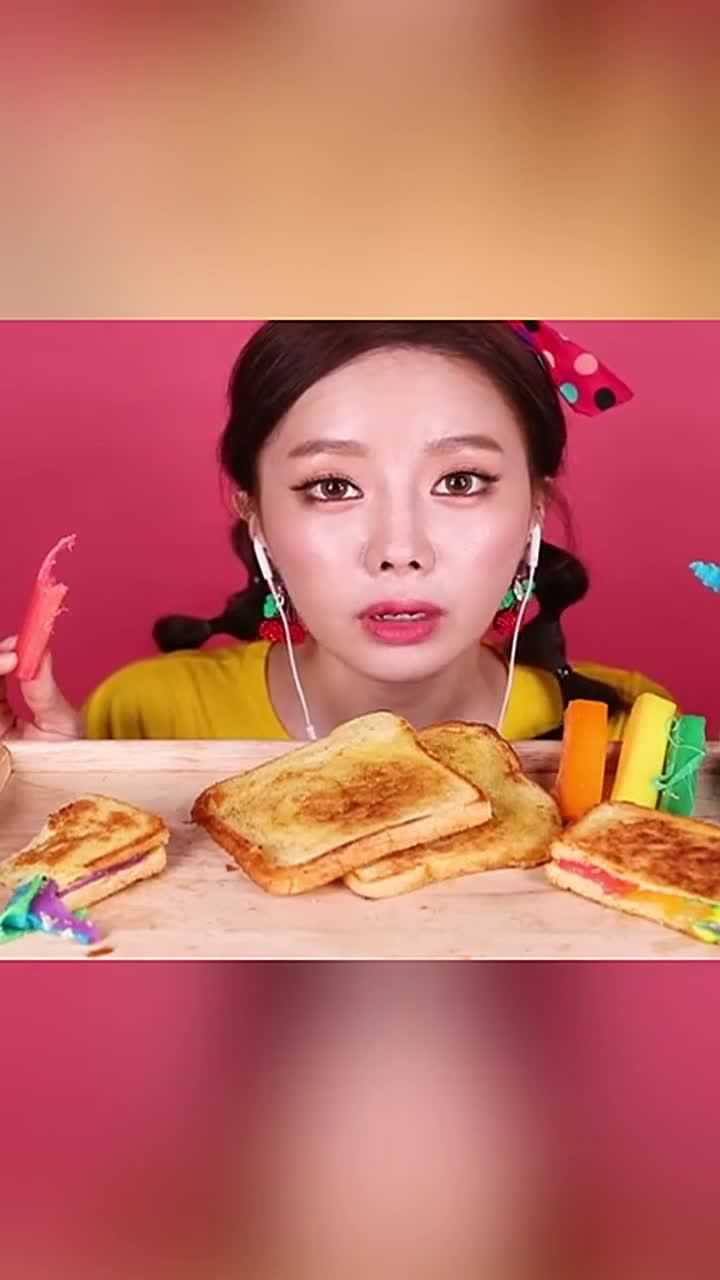 韩国吃播小姐姐吃很火的彩虹吐司你猜猜味道