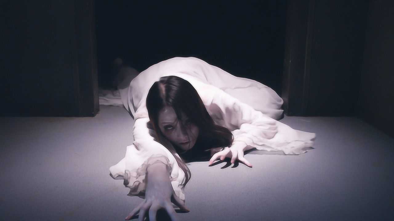 剧组拍恐怖电影演女鬼的演员被真鬼附身片场惊魂玩搞笑