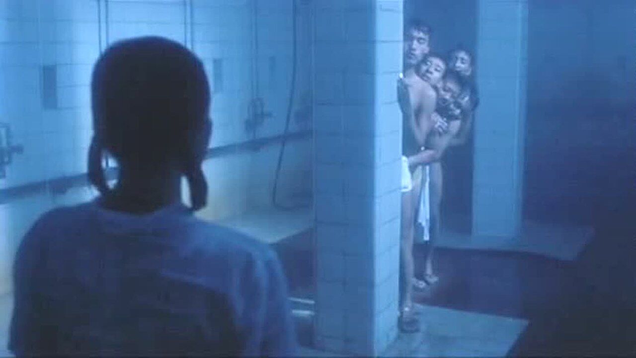 五个男孩洗澡一个女生就跑进来了也不害臊_高清
