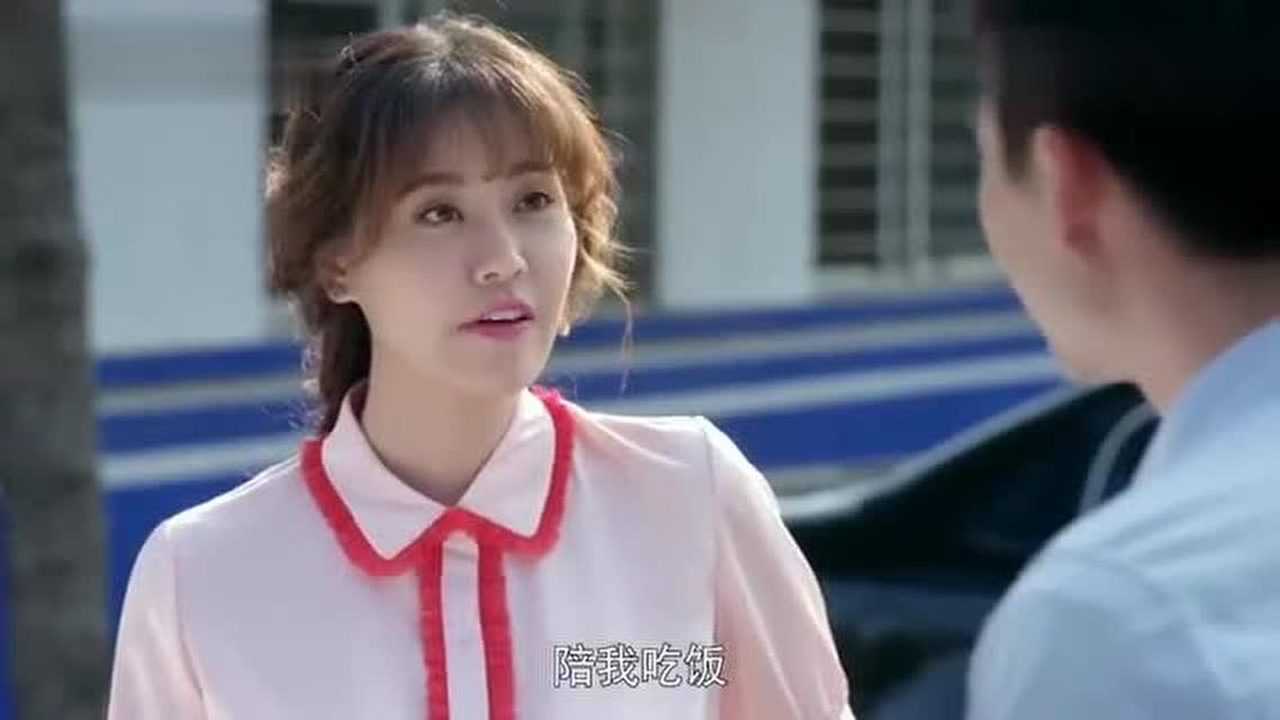 警察锅哥富婆约简凡吃饭警花看到吃醋了想要拿电棍抽人