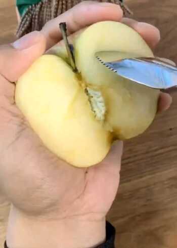 喂宝宝吃苹果用这个小勺一刮就成泥了,给宝宝做辅食特别方便