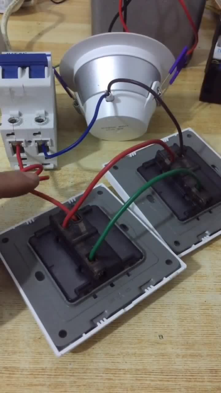 电工基本功,两个开关控制一个灯的线路连接教程