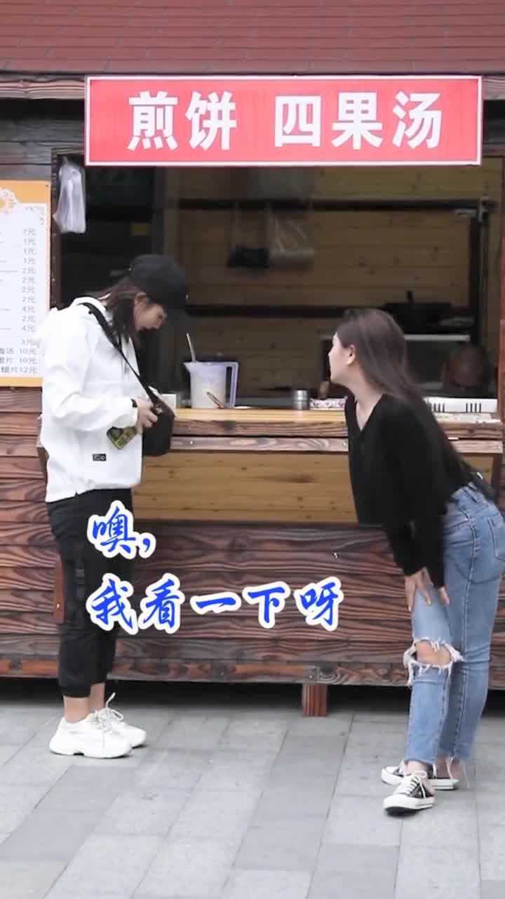 美女憋尿表情痛苦“美女憋尿询问卫生间突然间尿裤子”